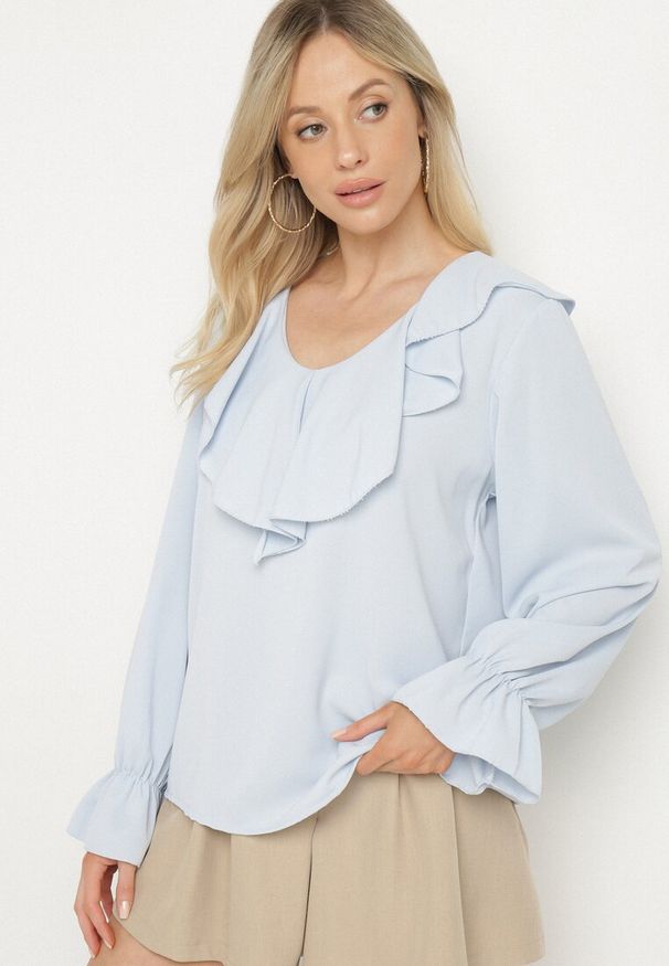 Born2be - Jasnoniebieska Bluzka z Ozdobną Falbanką Tanalissea. Okazja: na spotkanie biznesowe. Kolor: niebieski. Styl: elegancki, biznesowy
