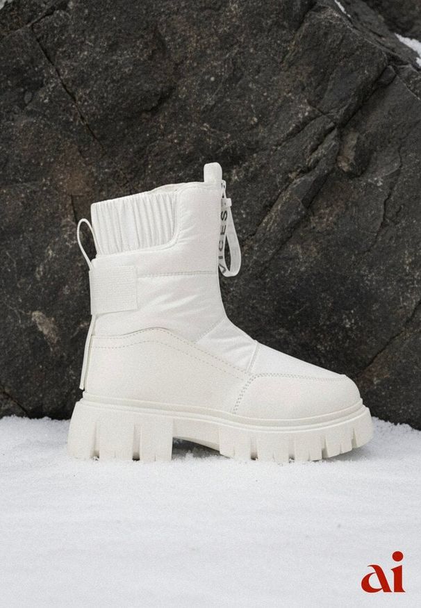 Renee - Białe Śniegowce z Pikowaną Cholewką i Suwakiem Desmoria. Kolor: biały. Szerokość cholewki: normalna. Styl: elegancki