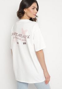 Born2be - Biały T-shirt Oversize z Bawełny z Nadrukiem z Motylem Nonatira. Okazja: na spacer. Kolor: biały. Materiał: bawełna. Wzór: nadruk. Styl: klasyczny, elegancki #5