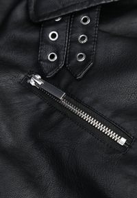 Born2be - Czarna Kurtka Ramoneska z Asymetrycznym Suwakiem i Regulowanym Paskiem Bralissa. Okazja: na co dzień. Kolor: czarny. Materiał: jeans. Styl: rockowy, casual, elegancki #5