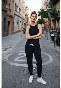 MUUV Spodnie Sneaker Girl damskie kolor czarny gładkie. Kolor: czarny. Materiał: bawełna. Wzór: gładki #1