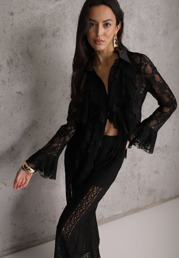 Renee - Czarna Wiskozowa Koronkowa Koszula z Bawełną i Falbanami Oraeno. Kolor: czarny. Materiał: wiskoza, bawełna, koronka