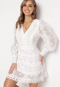 Born2be - Biała Sukienka Mini o Luźnym Kroju z Trójkątnym Dekoltem i Ażurowym Zdobieniem Malachia. Kolor: biały. Materiał: materiał. Długość rękawa: długi rękaw. Wzór: ażurowy, aplikacja. Długość: mini #4