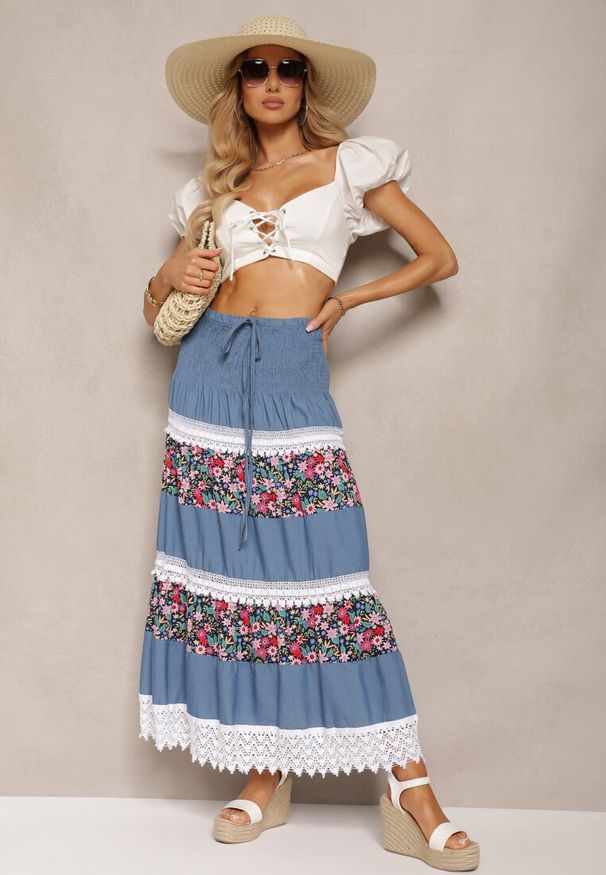 Renee - Biało-Niebieska Bawełniana Spódnica High Waist z Gumką w Talii i Ozdobną Koronką Tesaquin. Stan: podwyższony. Kolor: biały. Materiał: koronka, bawełna. Wzór: koronka. Sezon: lato