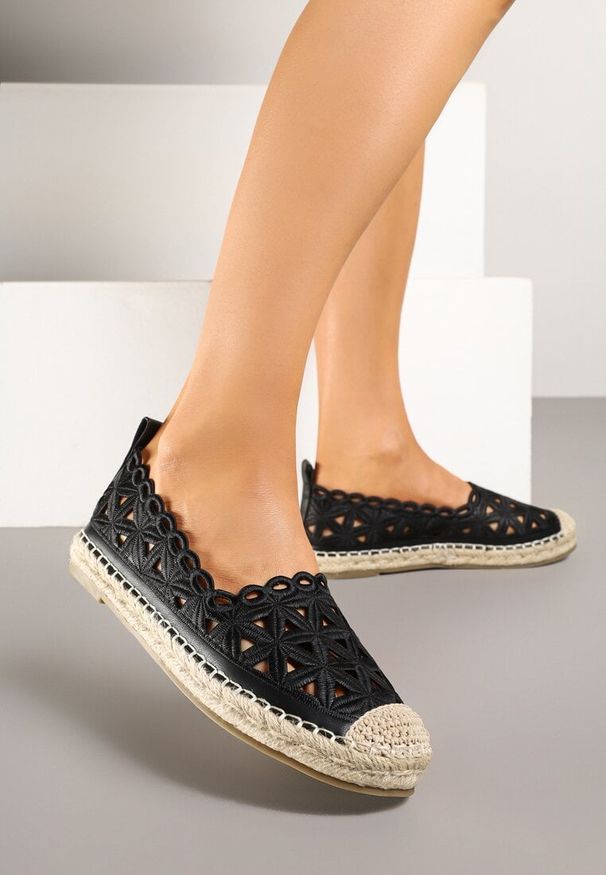 Renee - Czarne Ażurowe Espadryle Ozdobione Plecionką Meranovia. Okazja: na co dzień. Kolor: czarny. Wzór: aplikacja, ażurowy. Sezon: lato. Styl: casual