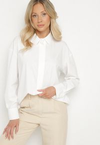 Born2be - Biała Klasyczna Koszula z Wiskozą Napvia. Okazja: na co dzień, na spotkanie biznesowe, do pracy. Kolor: biały. Materiał: wiskoza. Styl: klasyczny #3