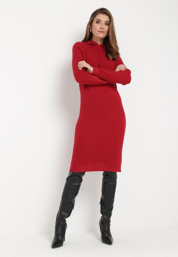 Born2be - Bordowa Wełniana Sukienka z Kapturem w Prążki Tyrwe. Okazja: na co dzień. Typ kołnierza: kaptur. Kolor: czerwony. Materiał: wełna. Długość rękawa: długi rękaw. Wzór: prążki. Typ sukienki: proste. Styl: klasyczny, casual, elegancki