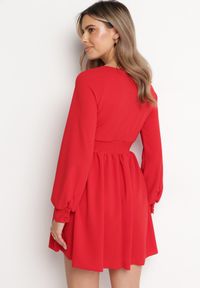 Born2be - Czerwona Rozkloszowana Sukienka Mini z Głębokim Dekoltem Ozdobiona Marszczeniem i Guzikami Jerikan. Kolor: czerwony. Długość rękawa: długi rękaw. Wzór: aplikacja. Długość: mini #4
