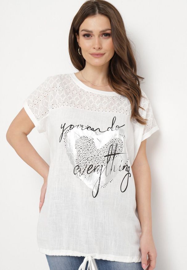 Born2be - Biała Bluzka z Lnem Ozdobiona Ażurowym Wzorem i Nadrukiem Sirettama. Kolor: biały. Materiał: len. Wzór: ażurowy, nadruk, aplikacja. Sezon: lato. Styl: elegancki