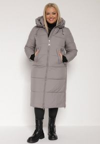 Born2be - Szara Długa Kurtka Pikowana z Kapturem i Bocznymi Suwakami Mevoressa. Okazja: na spacer, na co dzień. Typ kołnierza: kaptur. Kolekcja: plus size. Kolor: szary. Materiał: dzianina, jeans, poliester. Długość: długie. Styl: casual #1