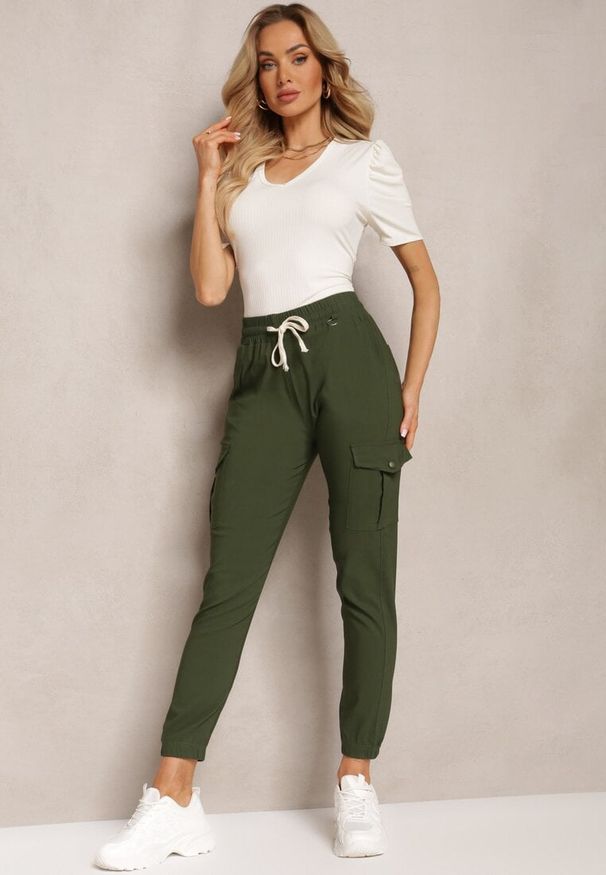 Renee - Ciemnozielone Spodnie High Waist o Fasonie Bojówek Istredda. Stan: podwyższony. Kolor: zielony. Materiał: materiał. Wzór: moro. Styl: militarny