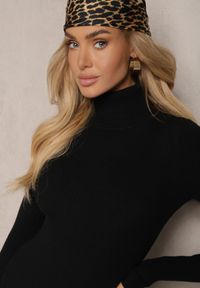 Renee - Czarna Prążkowana Sukienka o Dopasowanym Kroju z Golfem Linarielle. Okazja: na spotkanie biznesowe, na co dzień. Typ kołnierza: golf. Kolor: czarny. Materiał: prążkowany. Długość rękawa: długi rękaw. Typ sukienki: dopasowane. Styl: casual, biznesowy
