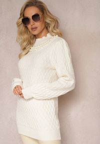 Renee - Jasnobeżowy Sweterkowy Golf w Romby z Bufiastymi Rękawami i Perełkowym Naszyjnikiem Ravalia. Typ kołnierza: golf. Kolor: beżowy. Materiał: materiał. Wzór: aplikacja
