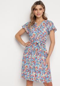 Born2be - Niebiesko-Czerwona Sukienka Midi z Wiskozowej Tkaniny w Kwiaty Relas. Typ kołnierza: dekolt kopertowy. Kolor: niebieski. Materiał: wiskoza, tkanina. Długość rękawa: krótki rękaw. Wzór: kwiaty. Typ sukienki: kopertowe. Styl: wakacyjny. Długość: midi #2