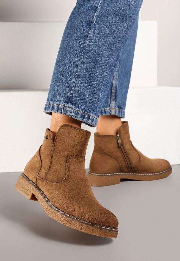 Born2be - Brązowe Płaskie Botki Ozdobione Aplikacją i Przeszyciami Hariella. Okazja: na co dzień. Zapięcie: zamek. Kolor: brązowy. Materiał: jeans. Wzór: aplikacja. Obcas: na obcasie. Styl: casual, elegancki. Wysokość obcasa: niski