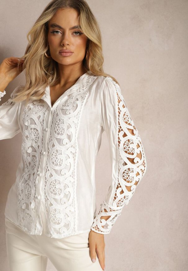 Renee - Biała Ażurowa Koszula ze Stójką w Stylu Vintage Jirdima. Typ kołnierza: kołnierzyk stójkowy. Kolor: biały. Wzór: ażurowy. Styl: vintage
