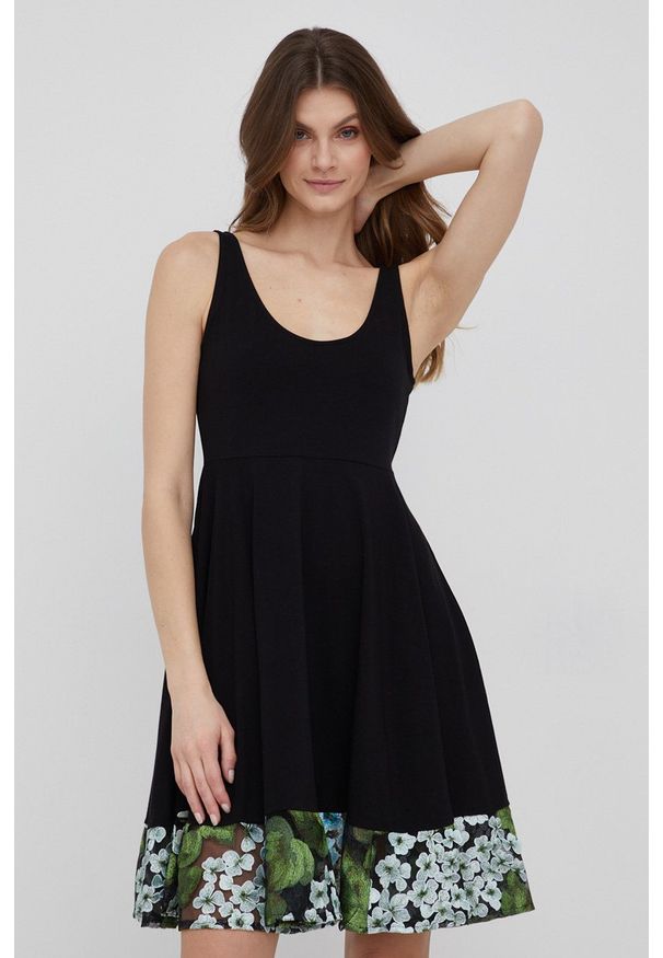 Desigual sukienka kolor czarny mini rozkloszowana. Kolor: czarny. Materiał: bawełna, dzianina. Długość rękawa: na ramiączkach. Typ sukienki: rozkloszowane. Długość: mini