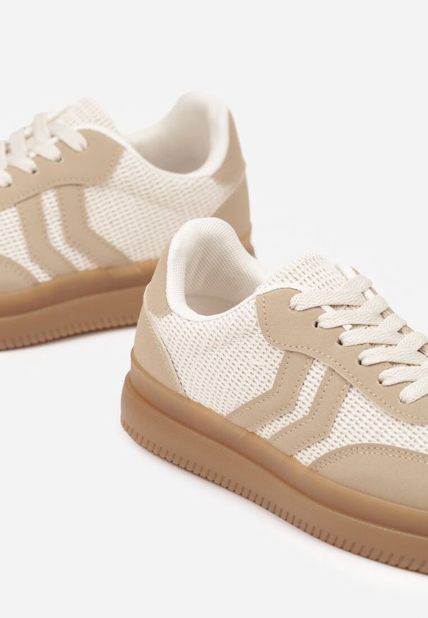 Renee - Ciemnobeżowe Sneakersy Ozdobione Paskami Sadleane. Okazja: na co dzień. Zapięcie: pasek. Kolor: beżowy. Materiał: jeans. Wzór: aplikacja