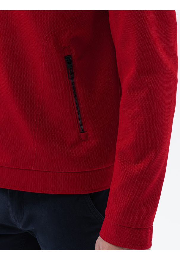 Czerwona kurtka Ombre Clothing na wiosnę
