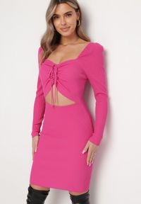 Born2be - Fuksjowa Sukienka Mini z Prążkowanego Materiału z Wycięciem i Wiązaniem Cerdosja. Kolor: różowy. Materiał: materiał, prążkowany. Długość: mini #1