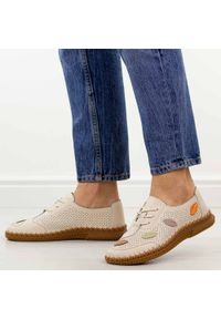 Beżowe ażurowe skórzane półbuty damskie Jezzi 8544. Okazja: na co dzień. Nosek buta: okrągły. Zapięcie: sznurówki. Kolor: beżowy. Szerokość cholewki: normalna. Wzór: ażurowy. Materiał: skóra. Sezon: wiosna, jesień, lato. Styl: casual, klasyczny #1