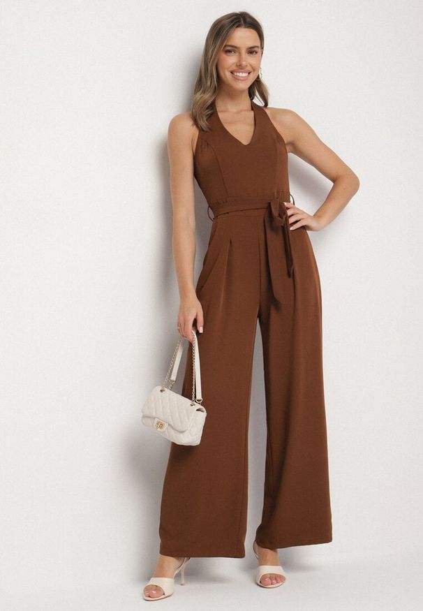 Born2be - Brązowy Taliowany Kombinezon z Paskiem Wiązaniem i Odkrytymi Plecami Malurea. Okazja: na imprezę, na co dzień. Kolor: brązowy. Materiał: jeans. Sezon: lato. Styl: casual