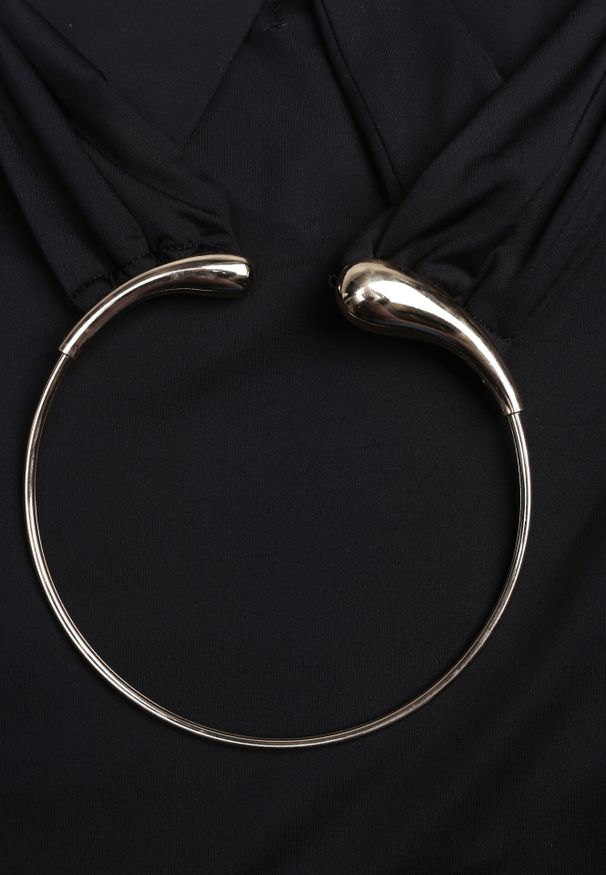 Born2be - Czarna Sukienka Koktajlowa z Dekoltem Halter i Odkrytymi Plecami Sewrina. Okazja: na wesele, na ślub cywilny. Typ kołnierza: dekolt halter. Kolor: czarny. Materiał: jedwab. Typ sukienki: proste. Styl: wizytowy