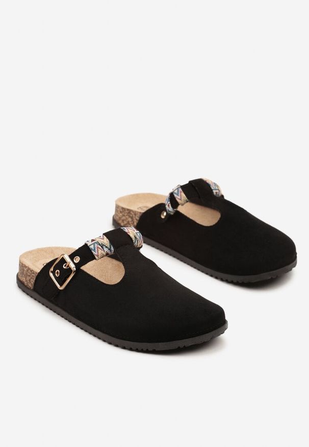 Born2be - Czarne Klapki Chodaki z Ozdobnymi Wycięciami i Klamerką Nilra. Okazja: na co dzień. Kolor: czarny. Sezon: lato. Styl: elegancki, casual