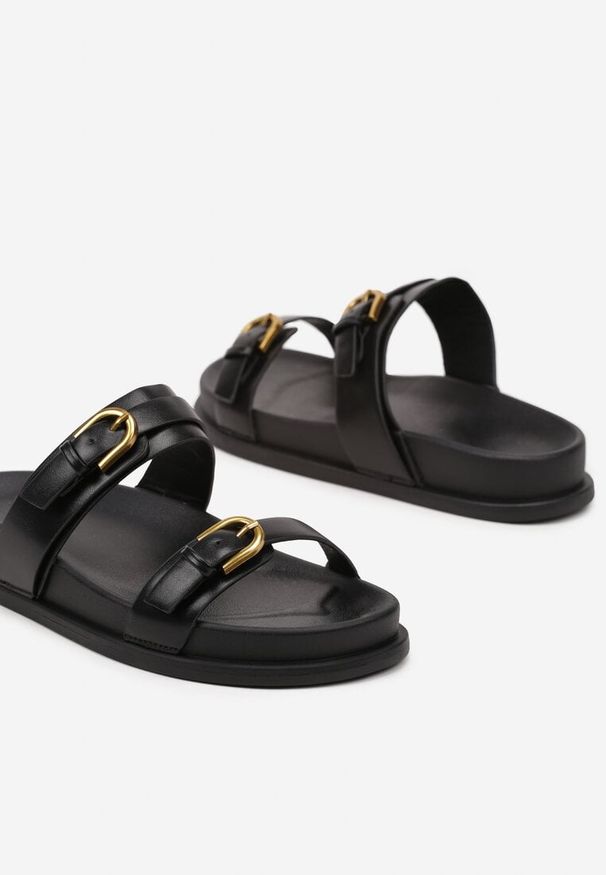 Renee - Czarne Klapki Ozdobione Dwoma Paskami i Klamrami Danirisla. Okazja: na co dzień, na spacer. Kolor: czarny. Materiał: jeans. Wzór: aplikacja. Sezon: lato. Obcas: na płaskiej podeszwie. Styl: klasyczny, elegancki, casual