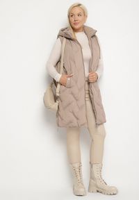 Born2be - Jasnobeżowa Pikowana Kamizelka z Kapturem i Kieszeniami Esarivie. Okazja: na spacer. Typ kołnierza: kaptur. Kolekcja: plus size. Kolor: beżowy. Materiał: jeans #4