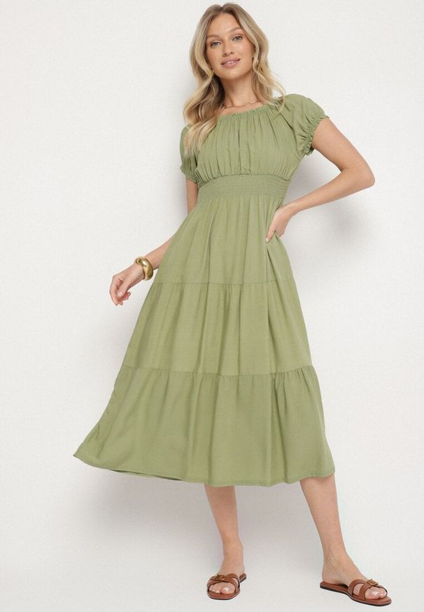 Born2be - Ciemnozielona Sukienka o Rozkloszowanym Kroju z Dekoltem Typu Łódka Miranea. Okazja: na co dzień. Kolor: zielony. Materiał: jeans. Typ sukienki: rozkloszowane, proste. Styl: casual, klasyczny