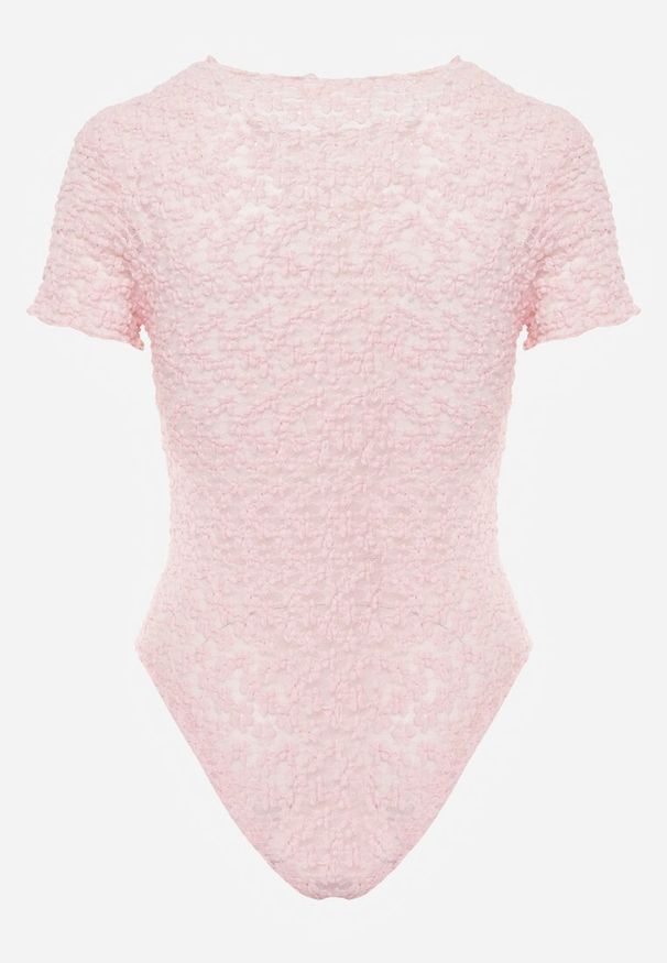 Renee - Różowe Body z Koronki z Krótkim Rękawem Dorilie. Okazja: na co dzień. Kolor: różowy. Materiał: koronka. Długość rękawa: krótki rękaw. Długość: krótkie. Wzór: koronka. Styl: casual, elegancki