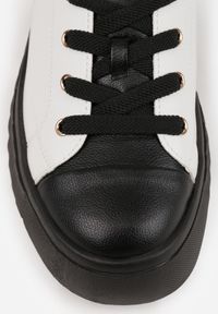 Renee - Biało-Czarne Płaskie Sneakersy Vices ze Sznurowaniem Lorori. Okazja: na co dzień. Zapięcie: sznurówki. Kolor: biały. Materiał: jeans. Sezon: wiosna, lato #6