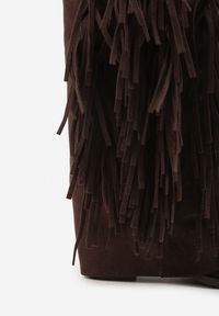 Renee - Brązowe Botki Kowbojki na Słupku Ozdobione Frędzlami i Wywiniętą Cholewką Aedime. Okazja: na co dzień. Kolor: brązowy. Szerokość cholewki: normalna. Wzór: aplikacja. Obcas: na słupku. Styl: casual #9