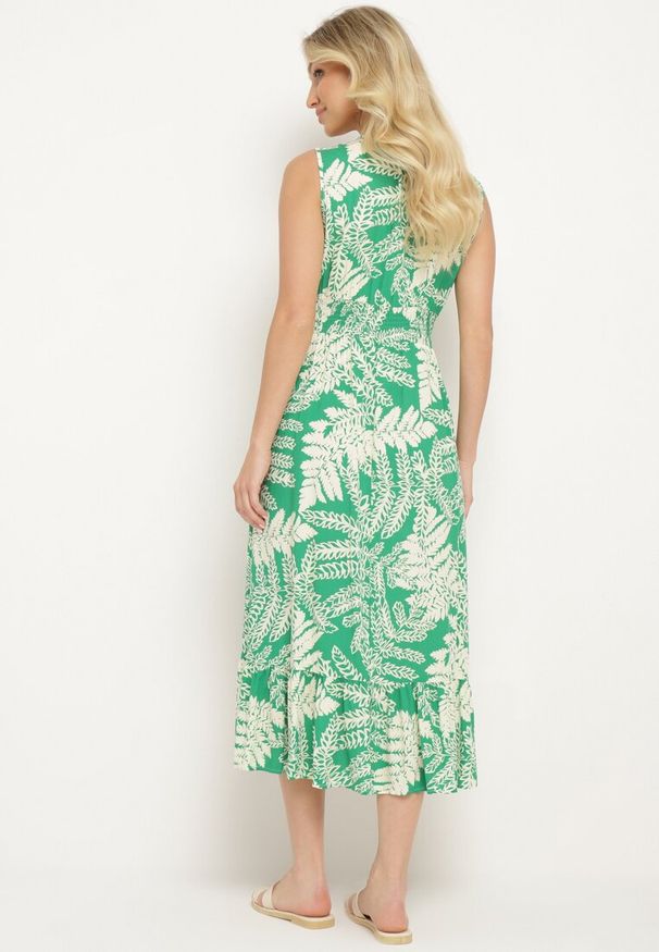 Born2be - Zielona Wiskozowa Sukienka o Rozkloszowanym Kroju z Gumką w Pasie i Dekoltem w Serek Denesta. Okazja: na co dzień. Typ kołnierza: dekolt w serek. Kolor: zielony. Materiał: wiskoza. Styl: casual, elegancki, boho