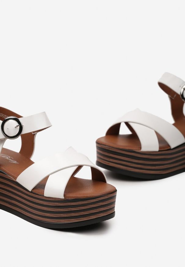 Born2be - Białe Sandały na Platformie z Zapięciem wokół Kostki na Sprzączkę Serriana. Zapięcie: sprzączka. Kolor: biały. Obcas: na platformie