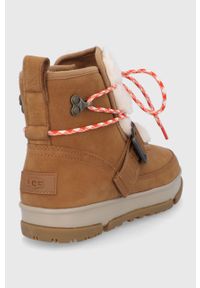 Ugg - UGG śniegowce zamszowe kolor brązowy 1112477.CHE-CHE. Nosek buta: okrągły. Zapięcie: sznurówki. Kolor: brązowy. Materiał: zamsz #3