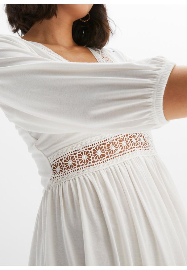 bonprix - Sukienka tunikowa z miękkiej mieszanki wiskozy. Kolor: biały. Materiał: wiskoza, koronka. Wzór: koronka