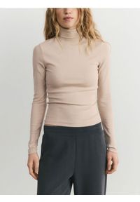 Reserved - Longsleeve z golfem - kremowy. Typ kołnierza: golf. Kolor: kremowy. Materiał: dzianina, bawełna. Długość rękawa: długi rękaw #1