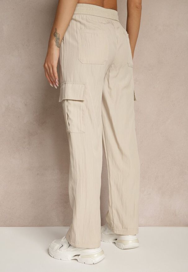 Renee - Jasnobeżowe Spodnie Cargo z Bawełną o Szerokim Kroju High Waist Mairiora. Okazja: na co dzień. Stan: podwyższony. Kolor: beżowy. Materiał: bawełna. Styl: casual