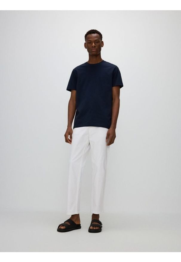 Reserved - Spodnie chino slim fit - biały. Kolor: biały. Materiał: bawełna, tkanina