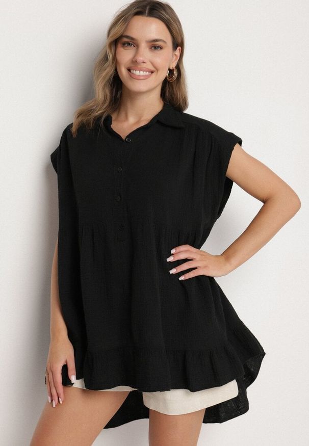 Born2be - Czarna Koszula Ozdobiona Falbanką Novelissa. Okazja: na co dzień. Typ kołnierza: kołnierzyk klasyczny. Kolor: czarny. Materiał: jeans. Długość rękawa: krótki rękaw. Długość: krótkie. Wzór: aplikacja. Styl: klasyczny, elegancki, casual