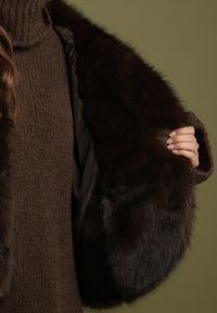 Born2be - Brązowa Kurtka Futerko o Kroju Oversize z Kapturem Nalienta. Okazja: na co dzień. Typ kołnierza: kaptur. Kolor: brązowy. Materiał: futro. Styl: casual, elegancki #2