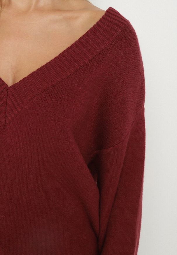 Born2be - Bordowy Sweter z Kaszmirem z Dekoltem w Serek Plenae. Okazja: na co dzień. Typ kołnierza: dekolt w serek. Kolor: czerwony. Materiał: kaszmir. Styl: elegancki, casual, klasyczny
