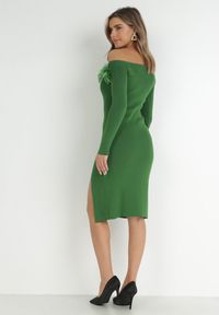 Born2be - Zielona Sukienka Dzianinowa z Piórami Preta. Kolor: zielony. Materiał: dzianina. Typ sukienki: dopasowane #6