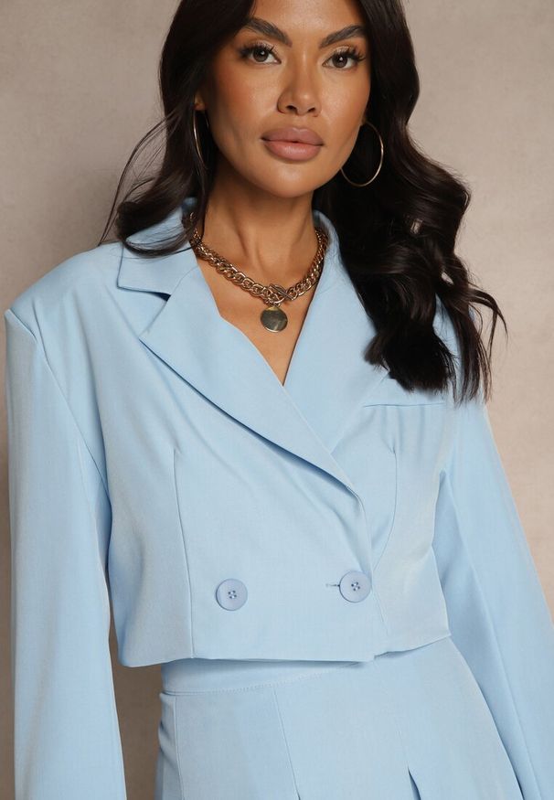 Renee - Niebieska Dwurzędowa Marynarka o Krótkim Fasonie Redafira. Okazja: na co dzień. Kolor: niebieski. Długość: krótkie. Wzór: aplikacja. Styl: elegancki, casual, klasyczny