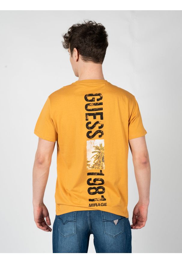 Guess T-Shirt "Mirage" | M3GI16I3Z14 | Mężczyzna | Pomarańczowy. Okazja: na co dzień. Kolor: pomarańczowy. Materiał: bawełna. Wzór: nadruk. Styl: casual