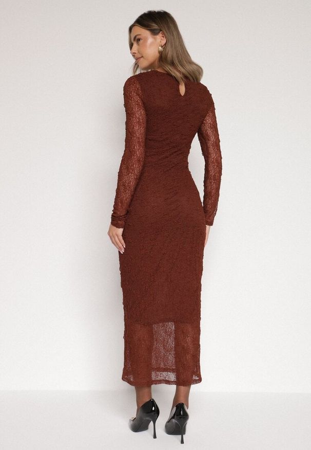 Born2be - Brązowa Dopasowana Sukienka Koronkowa z Długim Rękawem Zenika. Kolor: brązowy. Materiał: koronka. Długość rękawa: długi rękaw. Wzór: koronka. Sezon: wiosna, zima, jesień. Styl: elegancki