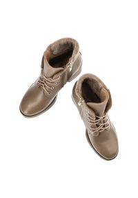 Beżowe Botki Lemar Ocieplane Skórzane Buty Na Obcasie. Okazja: na spacer. Kolor: beżowy. Materiał: skóra. Sezon: jesień. Obcas: na obcasie. Styl: elegancki. Wysokość obcasa: średni #7