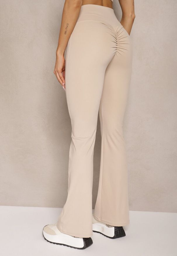 Renee - Jasnobeżowe Legginsy Dzwony High Waist Orruvana. Stan: podwyższony. Kolor: beżowy. Materiał: tkanina